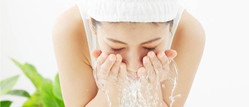 写真：しっかり洗顔をしている女性